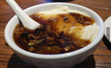 Chủ quán không đòi tiền hai mẹ con quên trả, hôm sau cả phố đến xếp hàng ăn